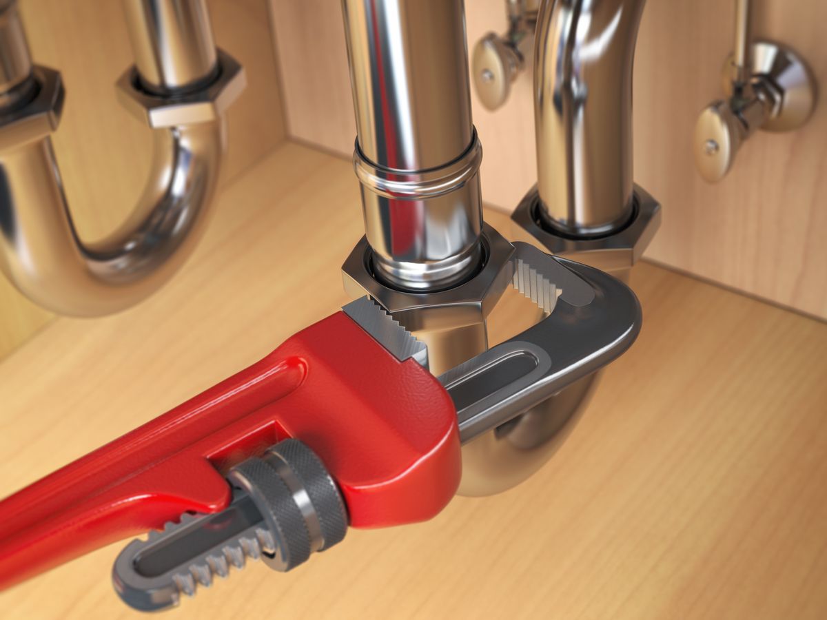 Llave de tubo sobre las tuberías de un fregadero