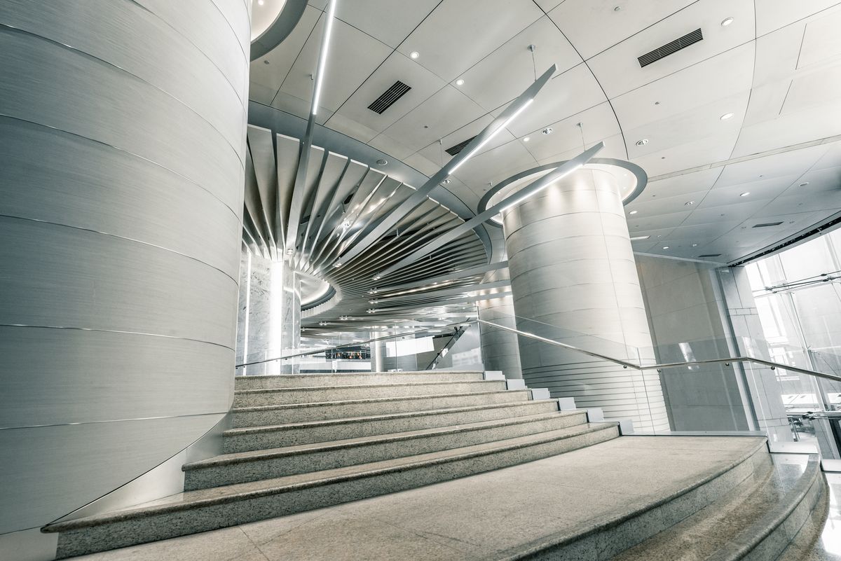 Escalera y columnas en el interior de un edificio