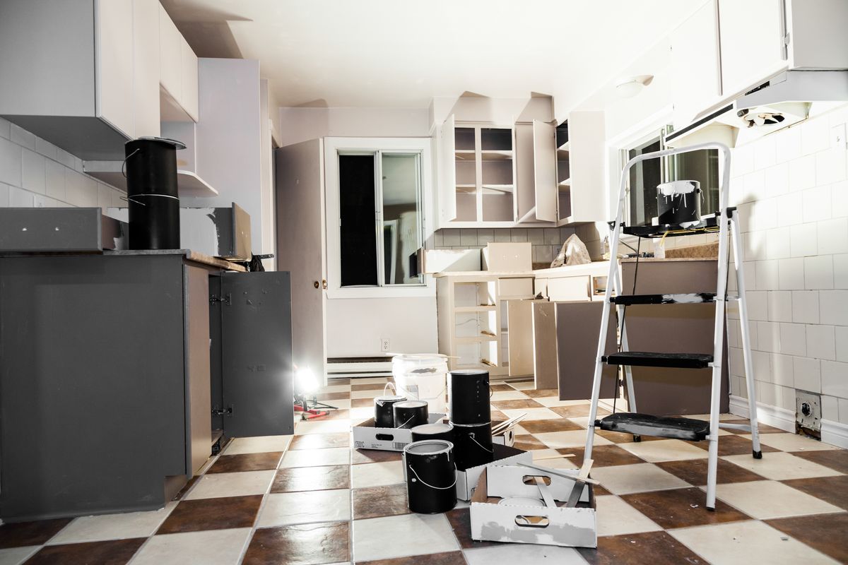 Cocina en reforma con muebles en montaje