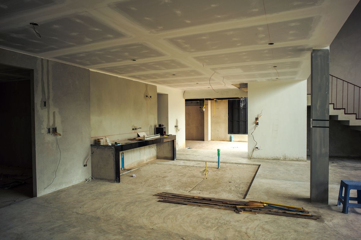 Planta interior de una vivienda unifamiliar en obra, con techos y paredes en ejecución